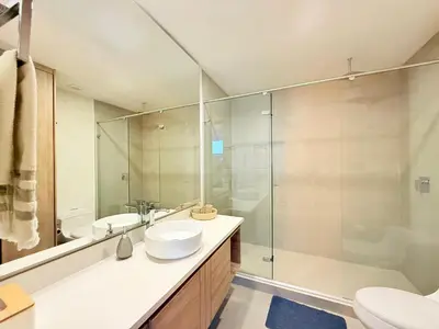a bathroom with a sink and a shower at Espectacular apartamento con piscina privada - Morros Zoe in Cartagena de Indias