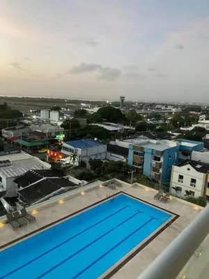 a swimming pool on the roof of a building at Moderno Apto cerca del Mar y Aeropuerto in Cartagena de Indias