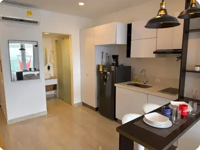 a kitchen with white cabinets and a black refrigerator at Moderno Apto cerca del Mar y Aeropuerto in Cartagena de Indias