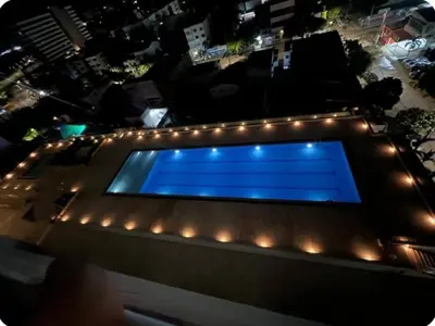 a swimming pool with lights on top of a building at Moderno Apto cerca del Mar y Aeropuerto in Cartagena de Indias