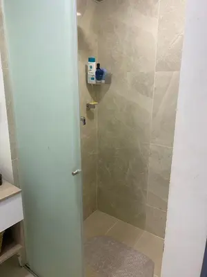 a shower with a glass door in a bathroom at Moderno Apto cerca del Mar y Aeropuerto in Cartagena de Indias