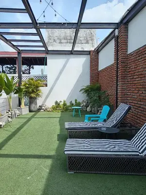 a patio with two lawn chairs and a table at Habitación privada en Getsemaní in Cartagena de Indias