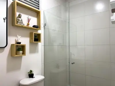 a bathroom with a glass shower with a toilet at 2 cuartos terraza piscina AC in Cartagena de Indias