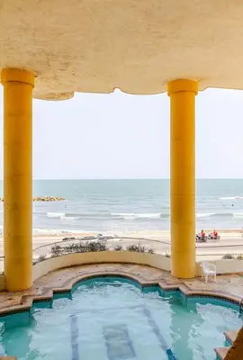 a swimming pool with the ocean in the background at Hermoso Apto Frente Al Mar in Cartagena de Indias
