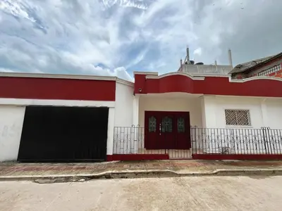 a red and white house with a garage at Casa Ingrid in Coveñas