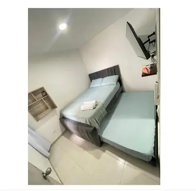 a small bedroom with a blue bed in a room at apartamento lindo in Cartagena de Indias