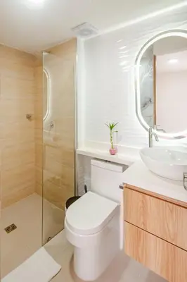 a bathroom with a toilet and a sink and a shower at Apto Luxury Cartagena 7 minutos a pie de la playa in Cartagena de Indias