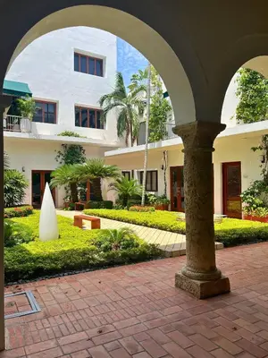 an archway in a courtyard with a building at Duplex con Piscina privada en Centro Histórico in Cartagena de Indias