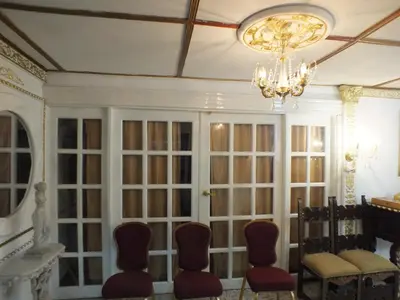 a waiting room with chairs and a chandelier at Hotel Nuevo Horizonte in Barranquilla
