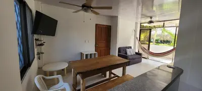 a living room with a table and a tv at Vikingos de Tolú, a un Salto de las Islas in Tolú