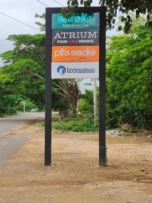 a sign on the side of a road at Encantador Apartamento en Serena del Mar in Manzanillo del Mar