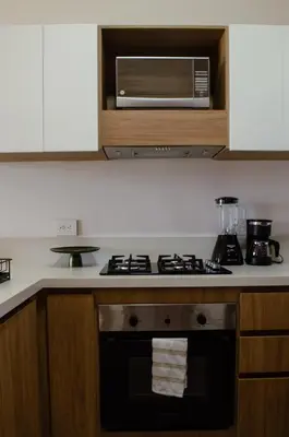 a kitchen with a stove and a microwave at Lujo y comodidad en Baia Kristal, Cartagena in Cartagena de Indias
