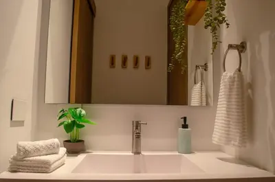 a bathroom with a sink and a mirror at Lujo y comodidad en Baia Kristal, Cartagena in Cartagena de Indias