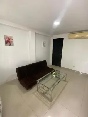 a living room with a couch and a glass table at Cómodo & Económico Apartamento en La Boquilla Zona Norte Cartagena in Cartagena de Indias