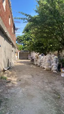 a dirt alley with a building and a tree at Cómodo & Económico Apartamento en La Boquilla Zona Norte Cartagena in Cartagena de Indias