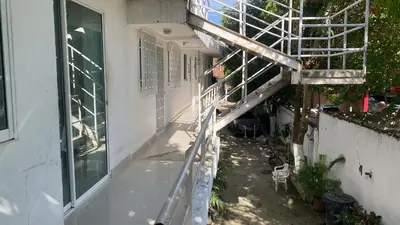 a stairway leading up to the side of a building at Cómodo & Económico Apartamento en La Boquilla Zona Norte Cartagena in Cartagena de Indias
