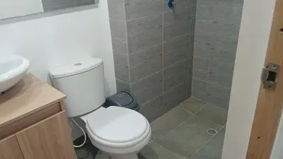 a bathroom with a toilet and a shower at APTO A 5 MIN CAMINANDO PLAYAS DE MARBELLA y A 20 MIN DE MURALLAS in Cartagena de Indias