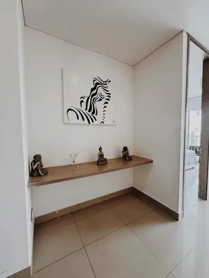 a room with a bench with a horse on the wall at Apartamento con hermosa vista en Bocagrande in Cartagena de Indias