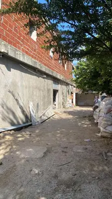 a brick building with a tree next to a street at Cómodo & Económico Apartamento para 4 pax en La Boquilla in Cartagena de Indias