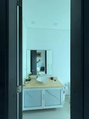 a bathroom with a white sink and a mirror at Apartamento en Cartagena a pasos de la Playa in Cartagena de Indias