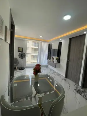 a lobby with a glass table and chairs in a room at Apto Hermoso Samu in Barranquilla