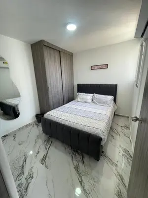 a bedroom with a bed with a marble floor at Apto Hermoso Samu in Barranquilla