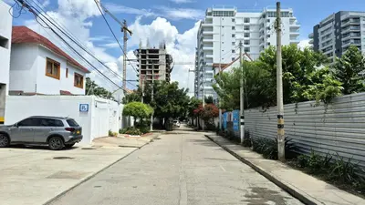 a car parked on the side of a street with buildings at Hermoso apartamento cerca del Hotel Las Americas y Playa Azul in Cartagena de Indias