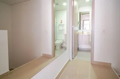 a white bathroom with a toilet and a sink at DUPLEX DE LUJO CON VISTA AL MAr in Cartagena de Indias