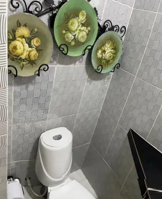 a bathroom with two green bowls and a toilet at Apartamento Vacacional en Bocagrande in Cartagena de Indias