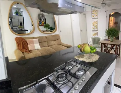 a kitchen and living room with a stove and a couch at Apartamento Vacacional en Bocagrande in Cartagena de Indias