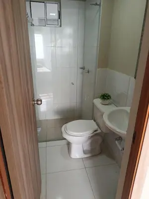a bathroom with a toilet and a sink at Lindo apartamento in Cartagena de Indias