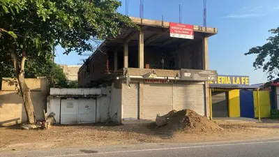 a building on the side of a street with aruction at Apartamento para Grupos En La Boquilla BBB in Cartagena de Indias