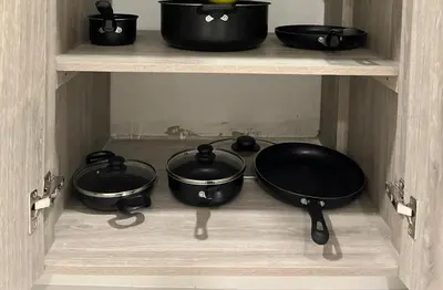 three pots and pans on a shelf in a kitchen at Alojamiento Nuevo en Piso 24 con WiFi Rápido y Vista al Mar, Cerca al Centro Histórico in Cartagena de Indias