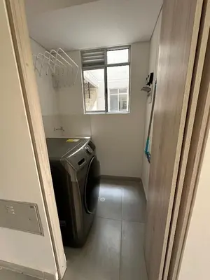 a bathroom with a washing machine and a window at Cartagena Vibes-Apartamento Serena del Mar in Cartagena de Indias