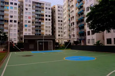 a basketball court in a city with tall buildings at Hermoso apartamento en Miramar in Barranquilla