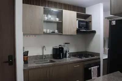 a kitchen with a sink and a microwave at Hermoso apartamento en Miramar in Barranquilla
