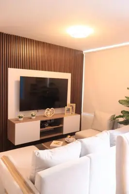 a living room with a television and a white couch at Hermoso apartamento en Miramar in Barranquilla