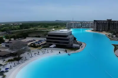 an aerial view of the pool at a resort at Vista a Laguna cristalina + 2 alc + parking in Cartagena de Indias