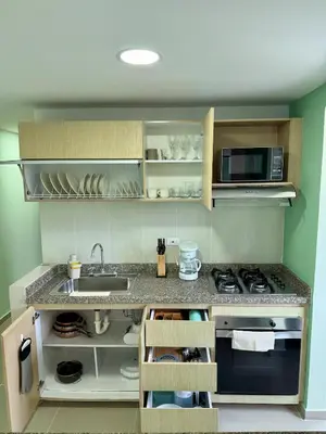 a kitchen with a sink and a microwave at Apto Acogedor Moderno y Familiar Excelente Ubicación norte Barranquilla in Barranquilla