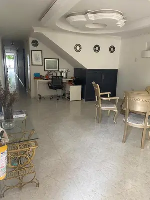 a living room with chairs and a table and a desk at Habitación cerca al aeropuerto # 5 in Cartagena de Indias