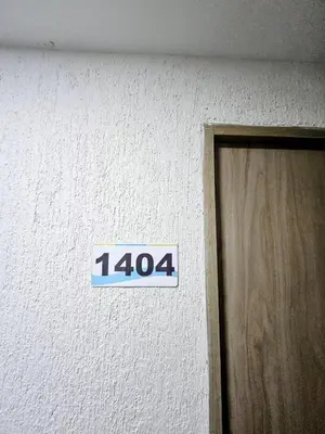 a sign on a wall next to a door at Apartamento Moderno 2H cerca Aeropuerto, Playas y Centro Historico in Cartagena de Indias
