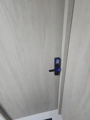 a door with a clock on the wall at Apartamento Moderno 2H cerca Aeropuerto, Playas y Centro Historico in Cartagena de Indias