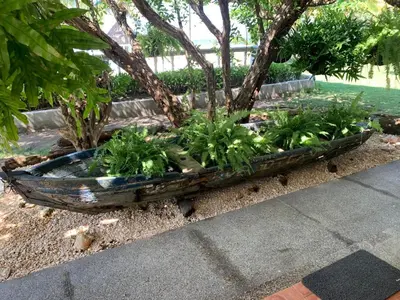 a wooden boat with plants in a garden at Hermosa villa frente al mar in San Silvestre