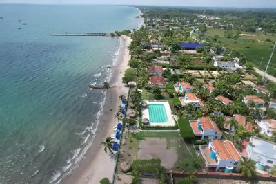 an aerial view of a beach with houses and the ocean at Hermosa villa frente al mar in San Silvestre