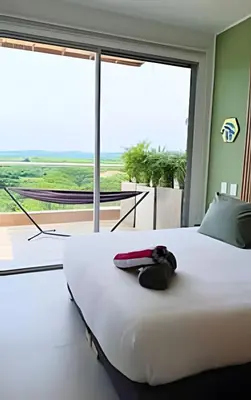 a bed in a room with a large window at Ultimo piso, amplia terraza y vista impresionante! in Los Arrayanes