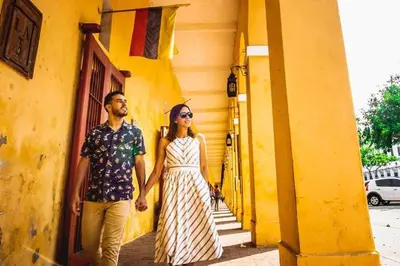 a man and a woman walking down a street at City Tour por Cartagena con entradas in Cartagena de Indias
