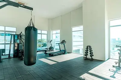 a gym with a punching bag hanging from the ceiling at Exclusivo Duplex @Cabrero con Piscina & Parking in Cartagena de Indias