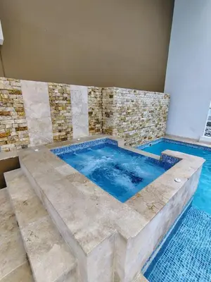 a large swimming pool with a large blue tub at Apartamento en Edificio Magno Loft Apto DP 1001 in Cartagena de Indias