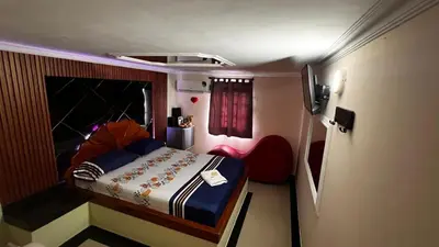 a small bedroom with a bed in a room at Hotel By Hours Jurassic in Barranquilla