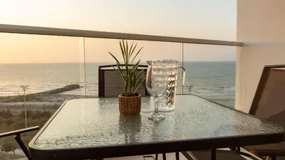 a table with a glass vase and a plant on it at Maravillosa suite frente al mar y atardecer CB911 in Cartagena de Indias